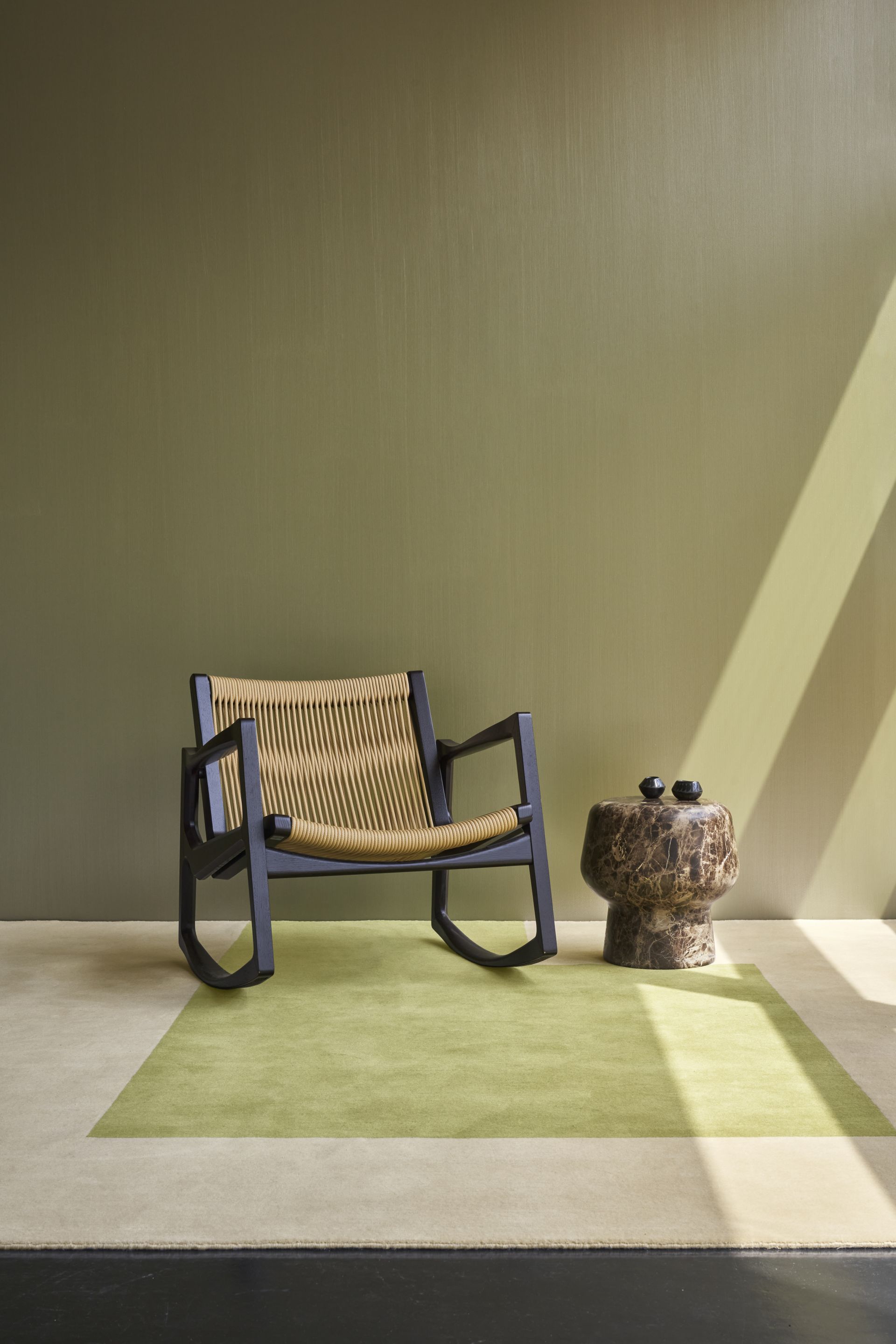 ClassiCon-kilkenny-rug-euvira-rocking-chair-corker-no1-marble-photo-hassos.jpg