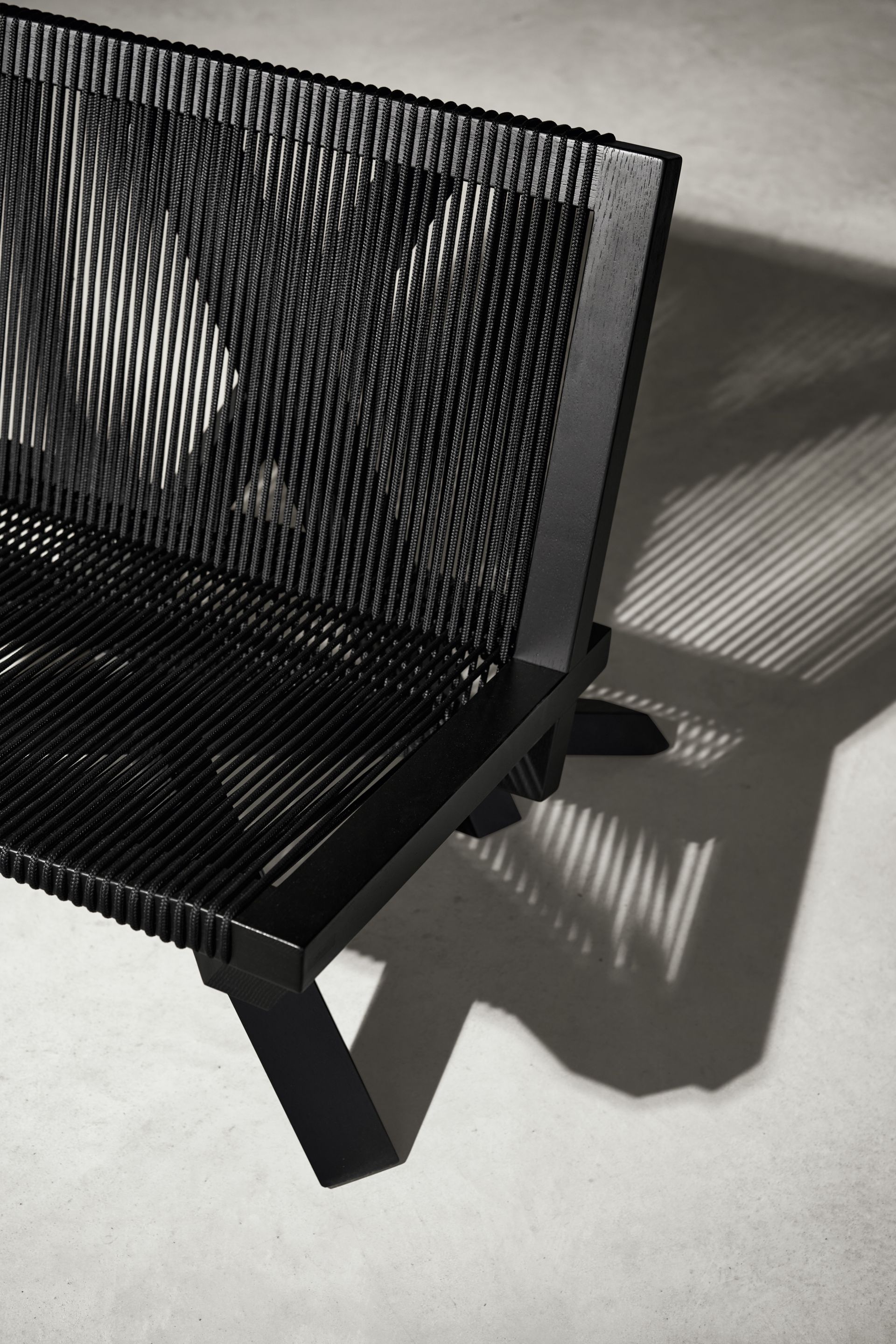 ClassiCon-volkshaus-lounge-chair-black-detail-photo-hassos.jpg