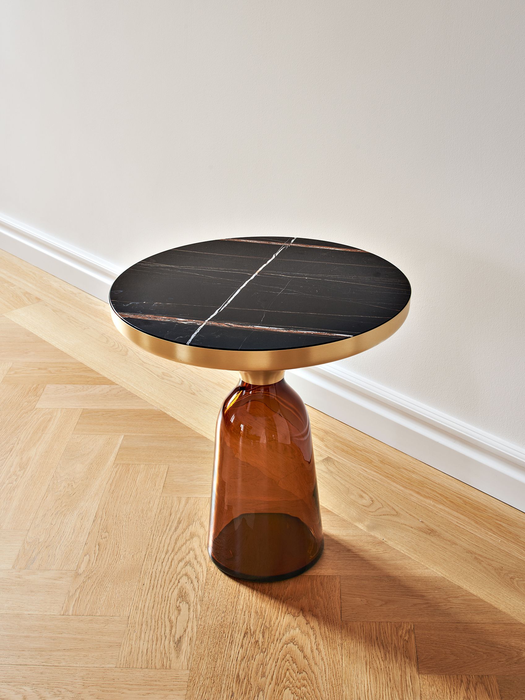 ClassiCon-bell-side-table-amber-orange-marble-sahara-noir-photo-hassos.jpg