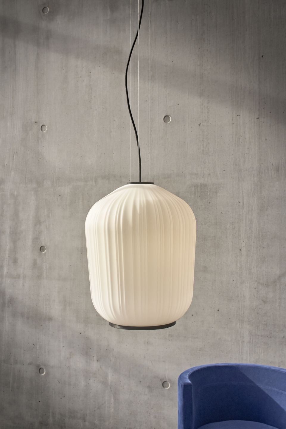 ClassiCon-plissee-pendant-lamp-odin-sofa-photo-hassos.jpg